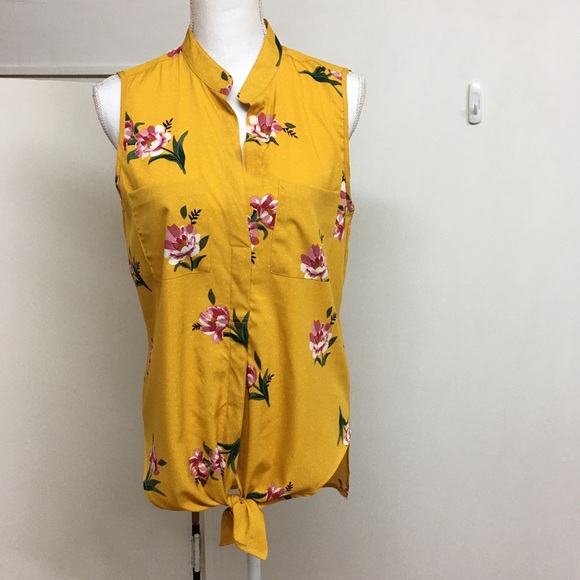 Mileage Tops - NWT. Front tie knot.Gold. Size L.